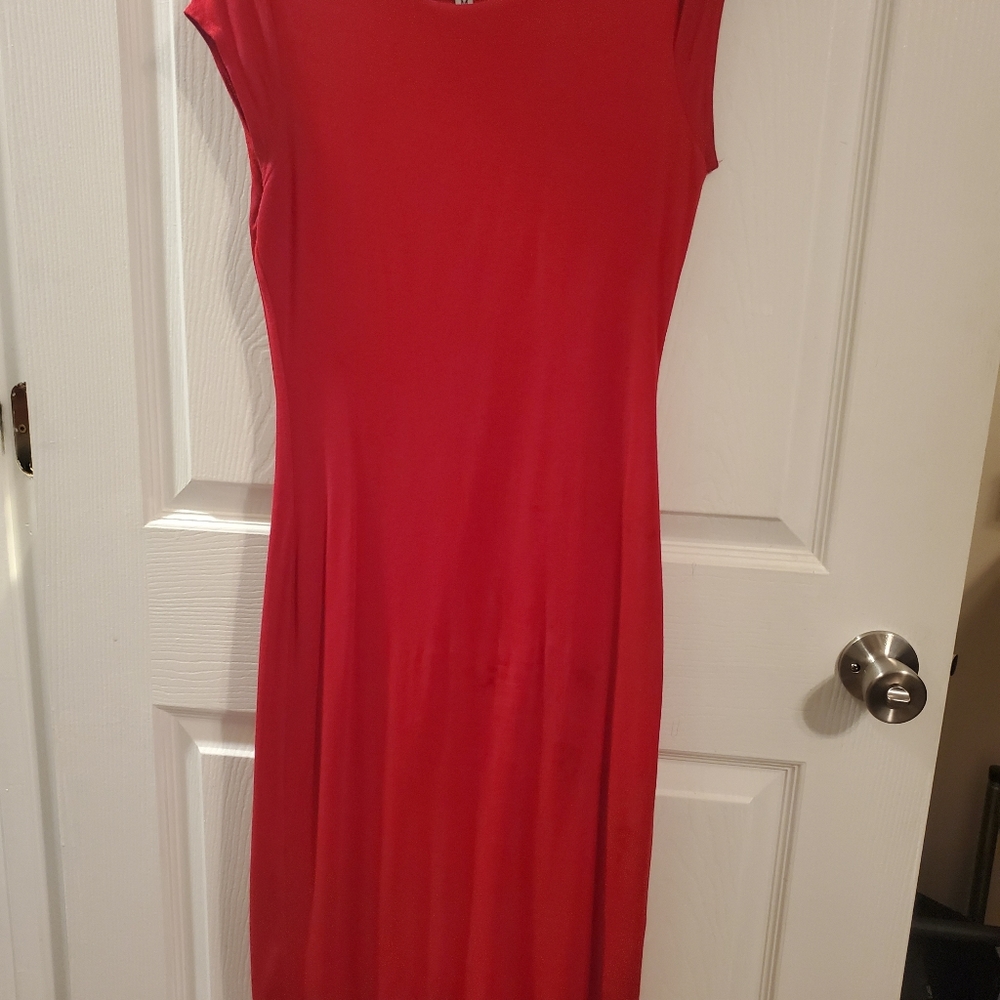 Sleeveless form fitting apple red dress